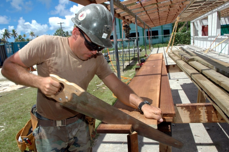 menuisier-MOULINET-min_worker_construction_building_carpenter_male_job_build_helmet-893290